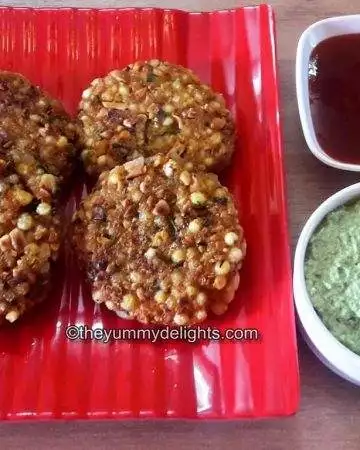 close up of maharashtrian sabudana served with coconut chutney & tomato sauce