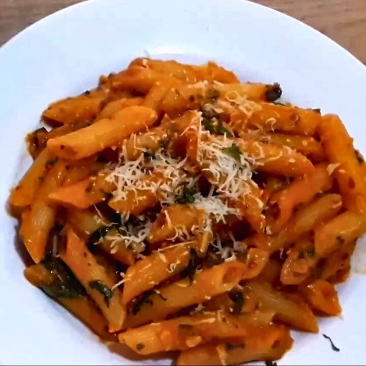 Penne arrabiata - made with 5 ingredients only | easy arrabbiata pasta