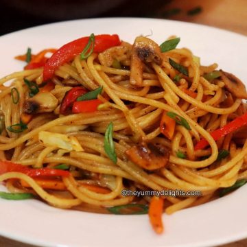 close-up of lo mein noodles served on a plate.