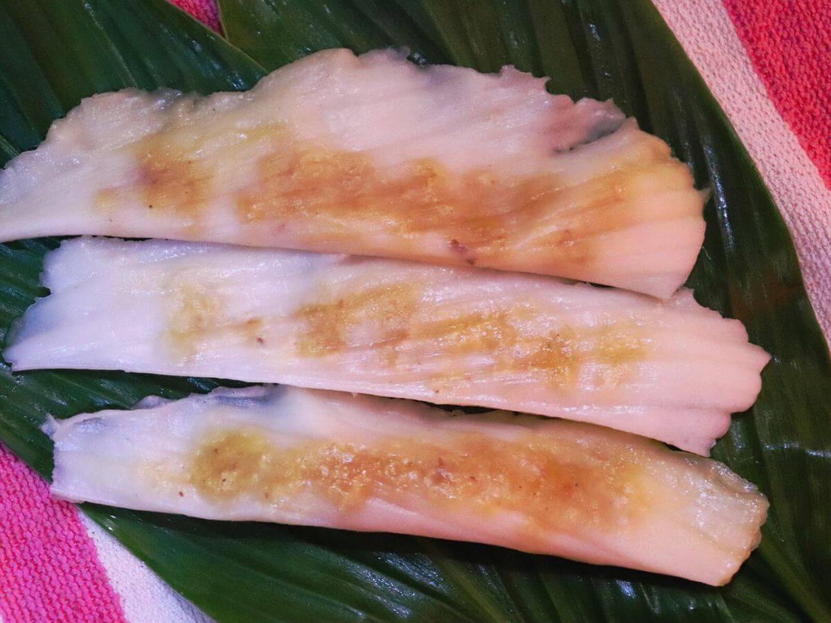 close-up of patoli. It shows 3 patoli placed on a banana leaf.
