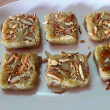 close-up of lauki barfi served on a plate.