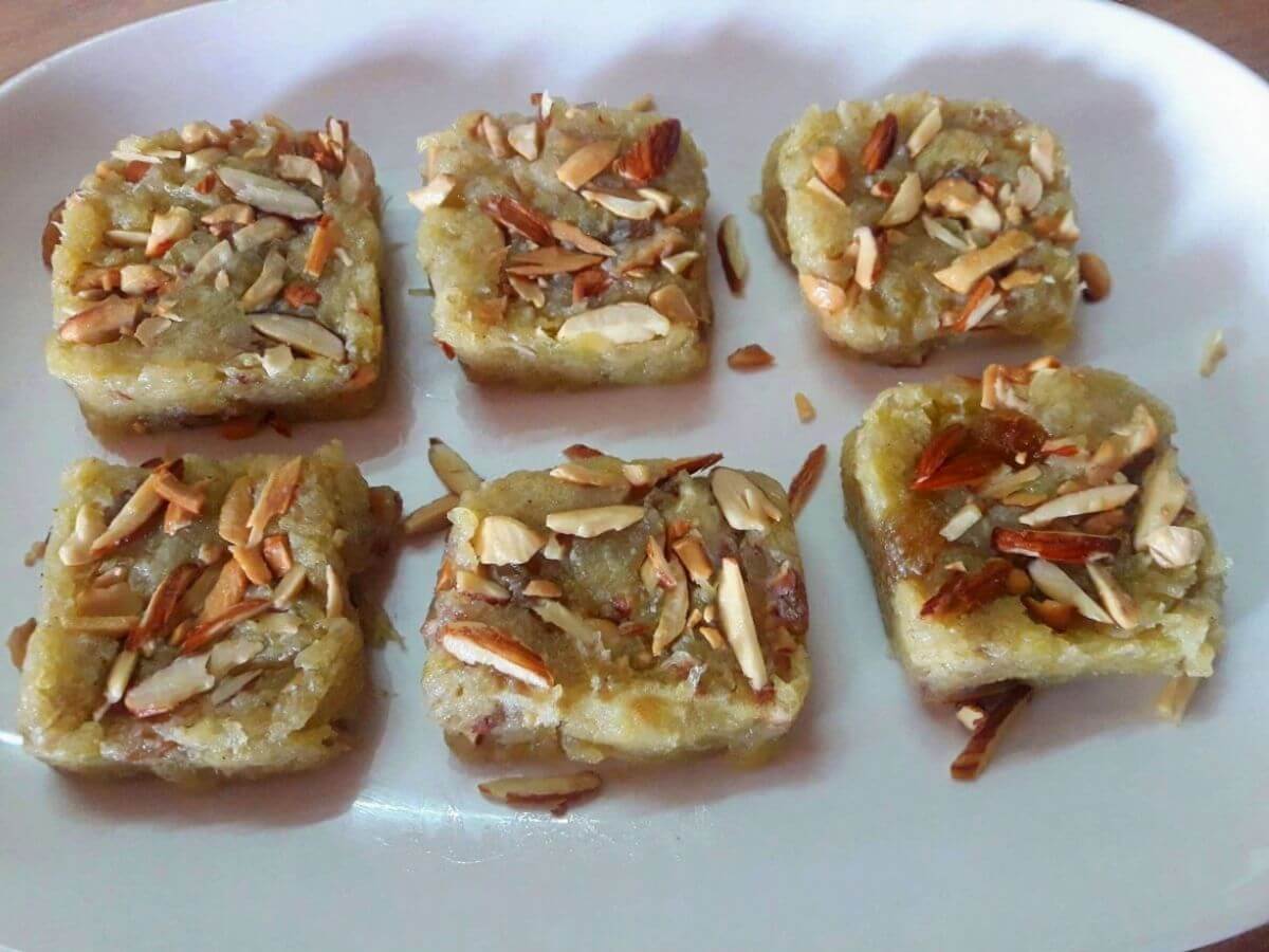 close-up of lauki burfi served on a plate.