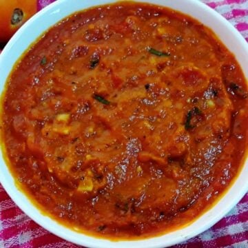 close-up of marinara sauce in a bowl.
