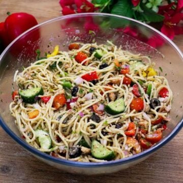 close-up of mediterranean spaghetti salad with chicken in a bowl.