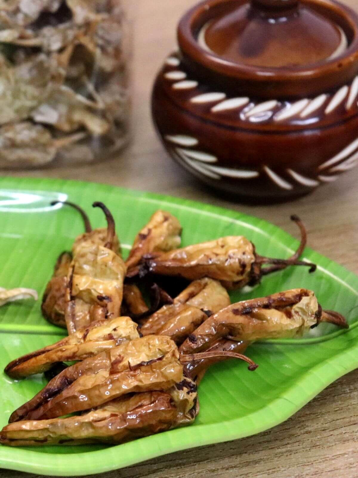 close-up of sandige menasu or takka mirsang served in a green color plate.