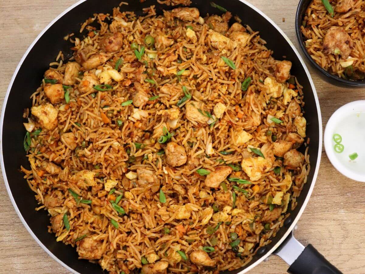 close-up of schezwan chicken fried rice in a pan.