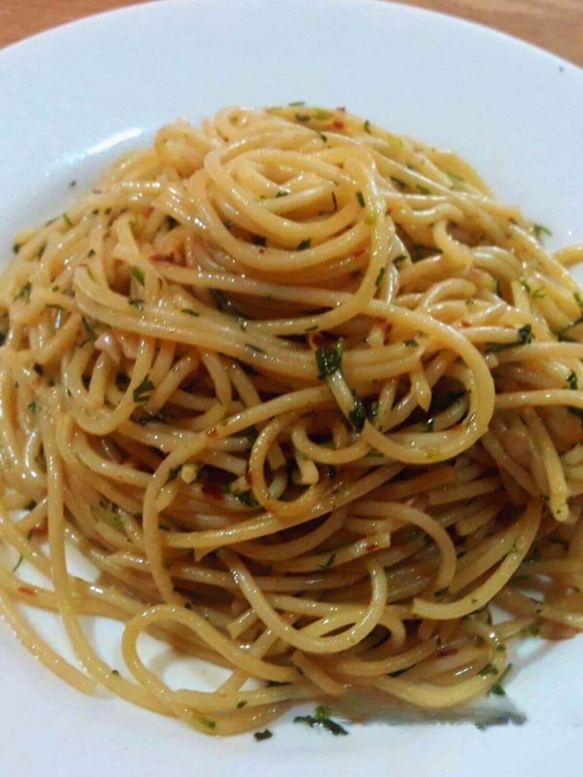 close-up of spaghetti aglio olio e peperoncino.
