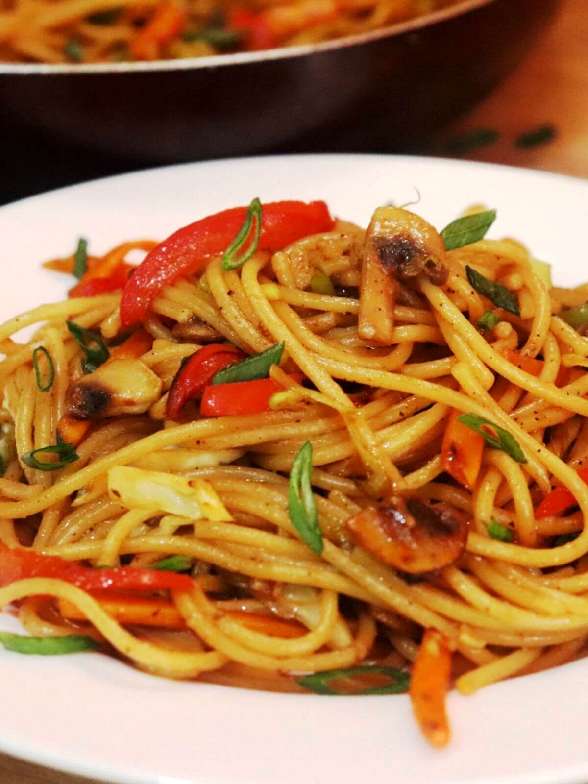 close-up of veg lo mein noodles served in a plate.
