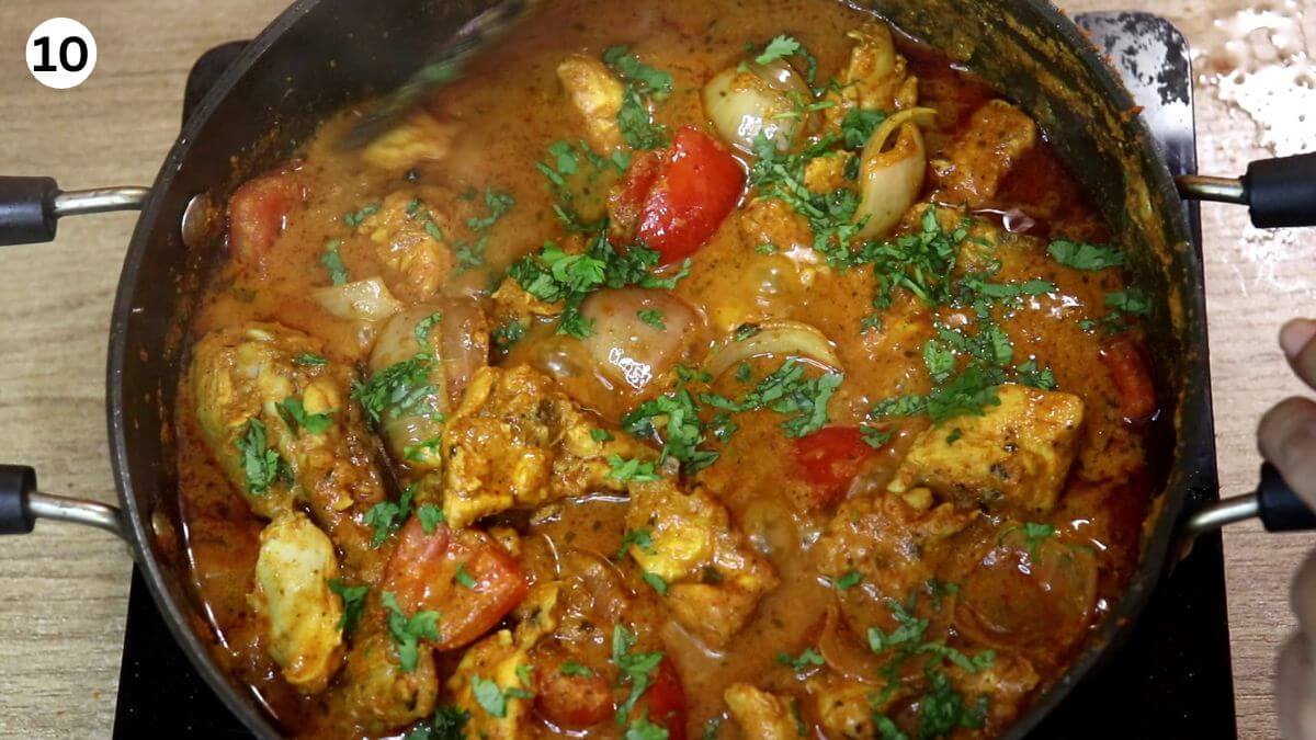 garnish chicken dopiaza with coriander leaves.