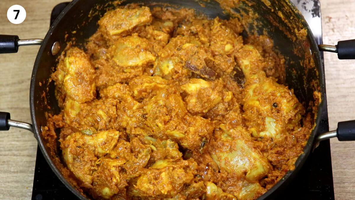 Addition of marinated chicken and cooking it to Chicken Dopiaza curry