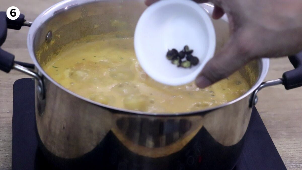 Adding teppal (Goan Sichuan pepper) into Khatkhate