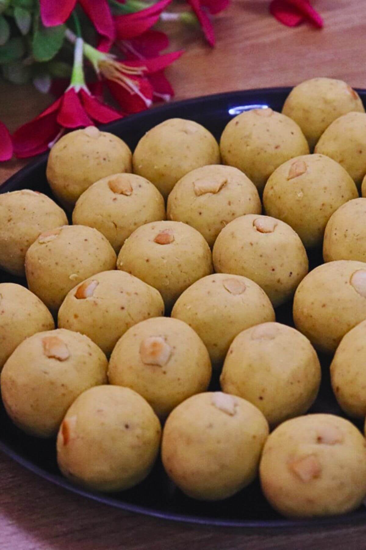 halwai style besan ke ladoo in a black colored plate.