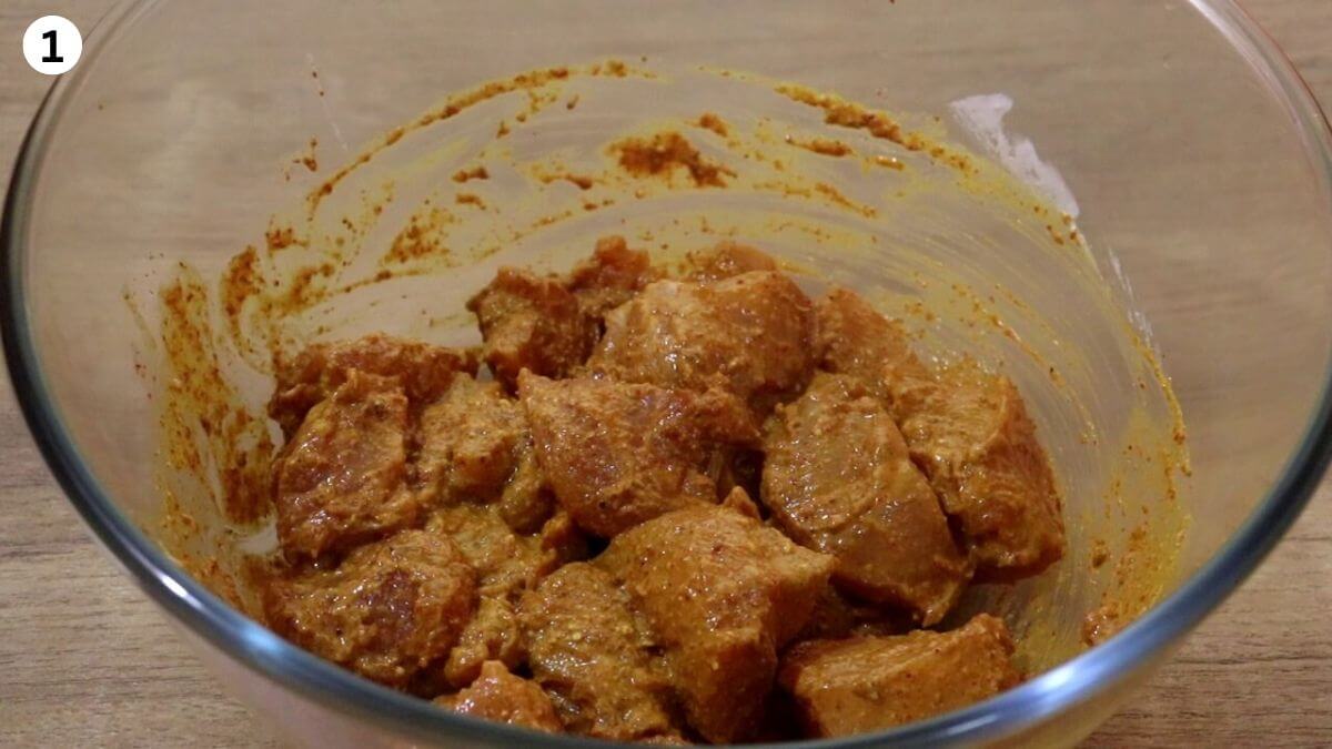 marinate chicken to make garlic chicken curry.