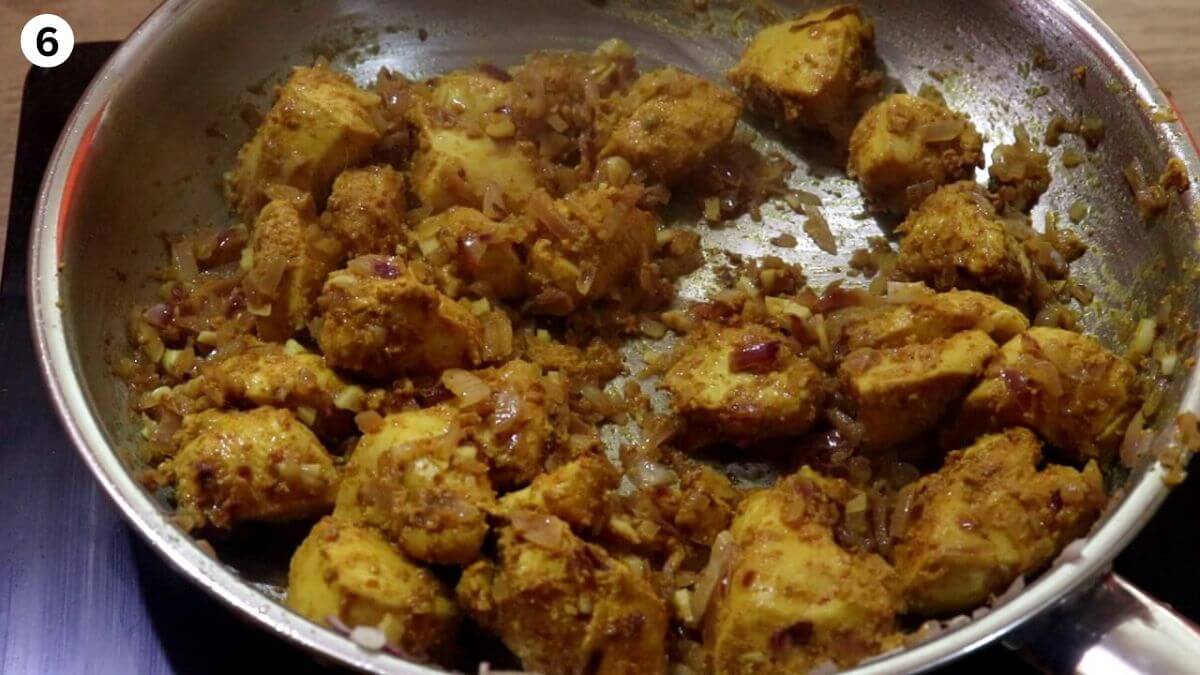 addition of chicken and cooking it to make garlic chicken curry