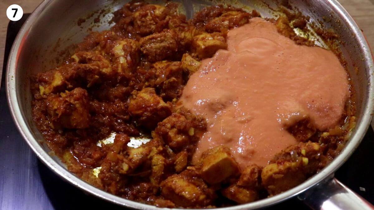 addition of tomato cashew paste to make garlic chicken curry.