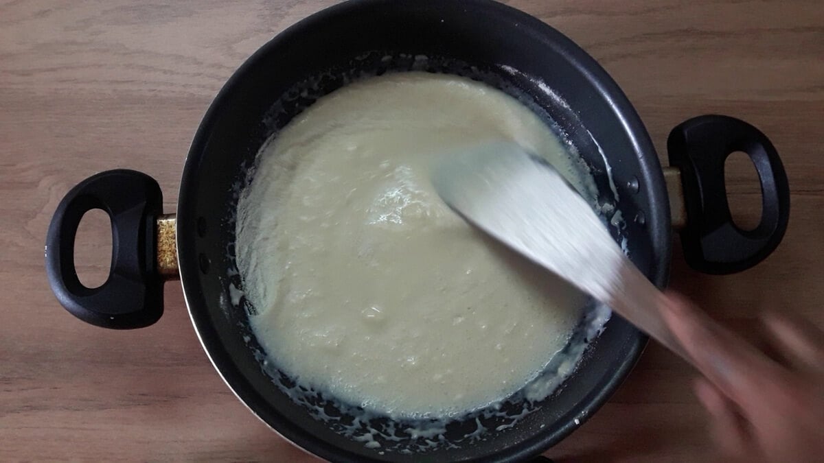combining the milk and milk powder to make instant mawa or khoya recipe.