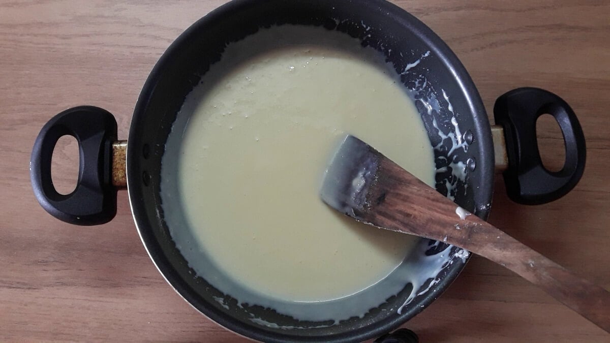 milk and milk powder mixed together smoothly in the pan.
