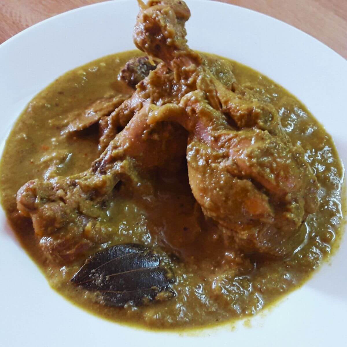 Hariyali chicken served on a white plate.