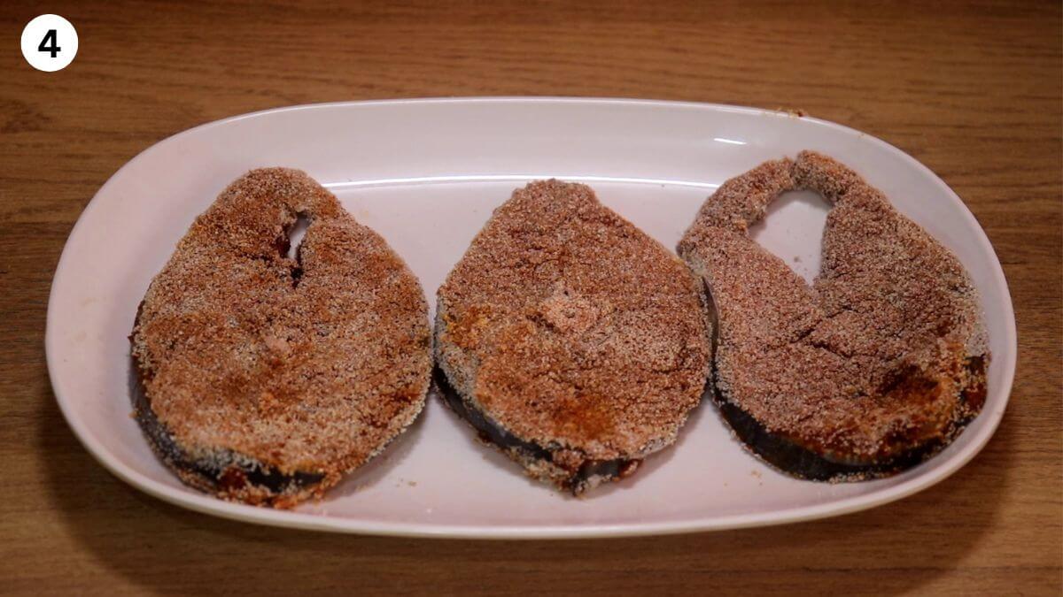rava-coated fish placed on a plate.