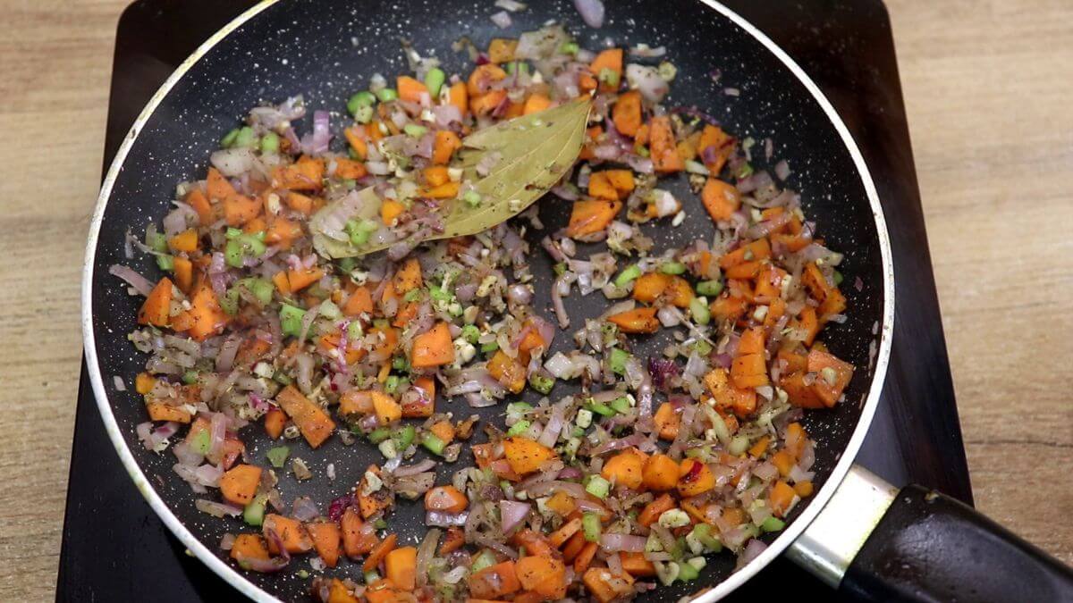 seasoning the vegetables to make creamy vegetable chicken stew.