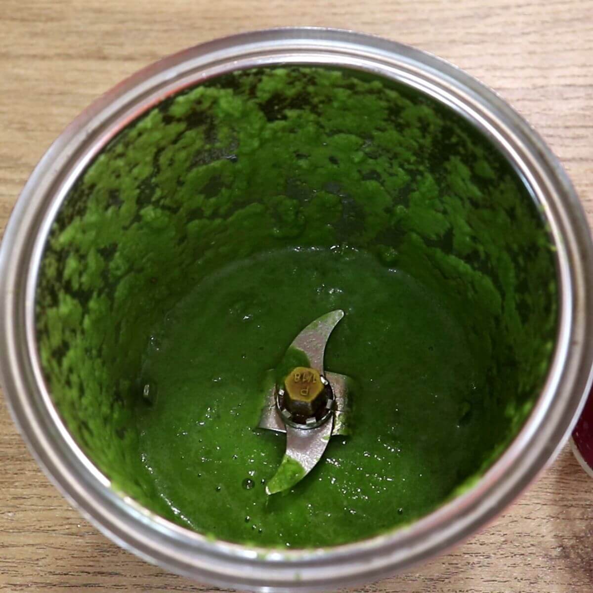green masala in a mixture grinder for making chicken xacuti.