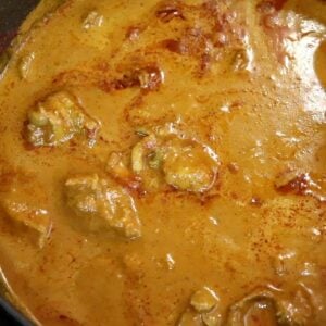 cooked goan chicken xacuti curry in a pan.