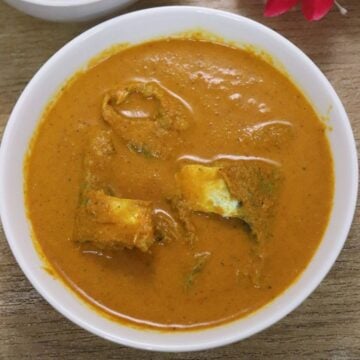 bangdyachi uddamethi served in a white bowl.