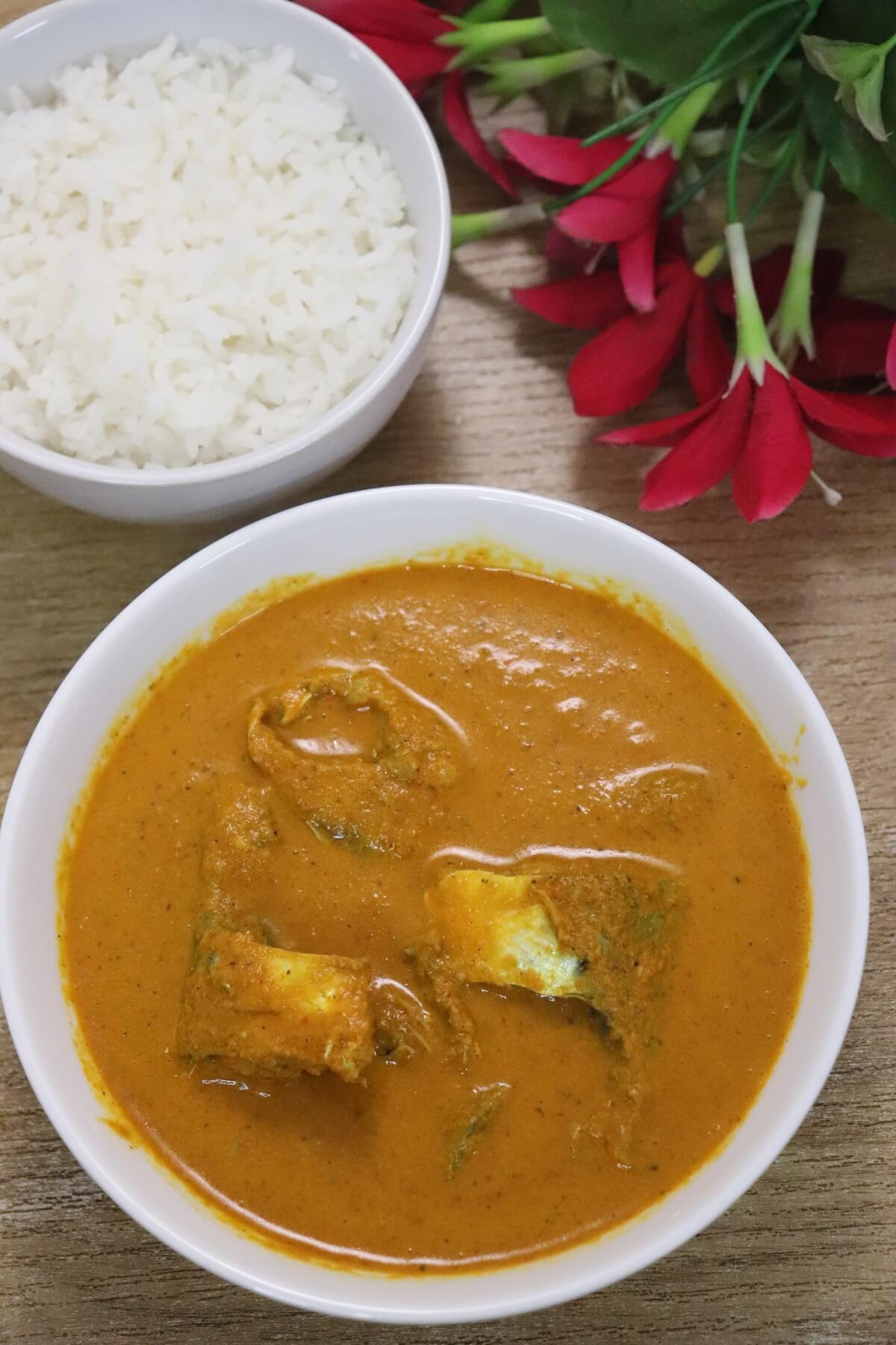 bangdyachi uddamethi (mackerel uddamethi) served in a bowl with rice.