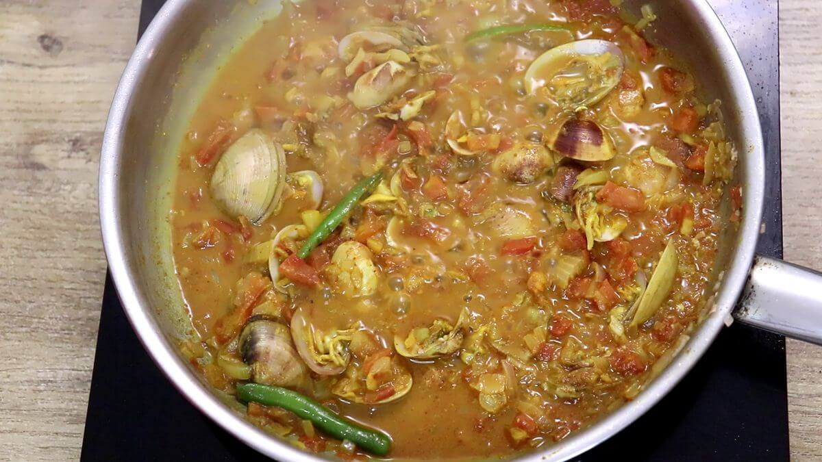 Cooking clams in the pan.