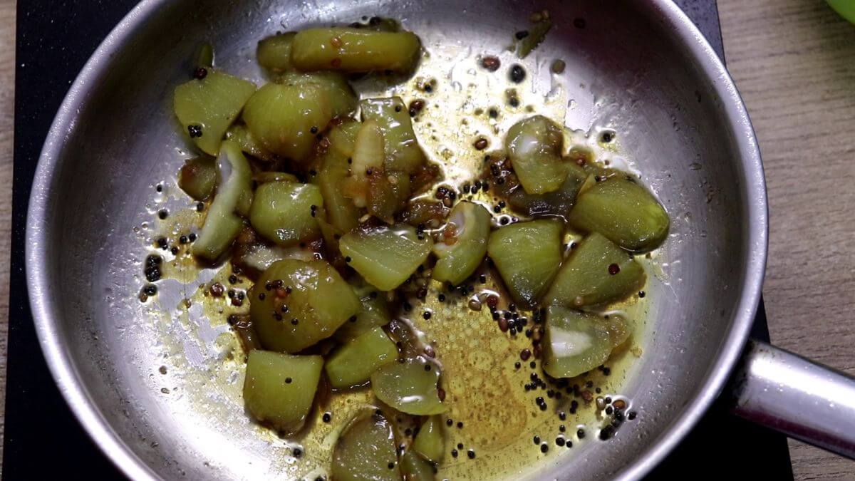 cooked raw mangoes for uddamethi.