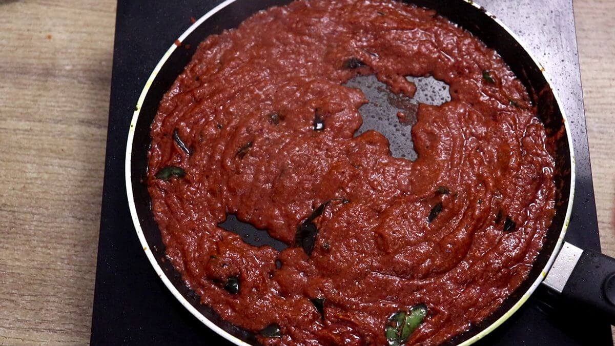 masala leaving oil from the sides on the tawa.