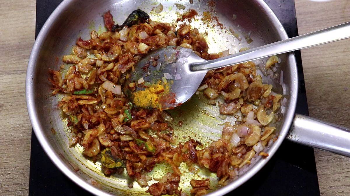 addition of spice powders and combining them for prawns kismoor recipe.