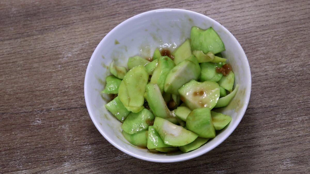 raw mangoes marinated with salt and jaggery for torachi uddamethi.