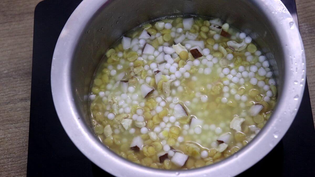 cooking chana dal and sabudana to make mangane.