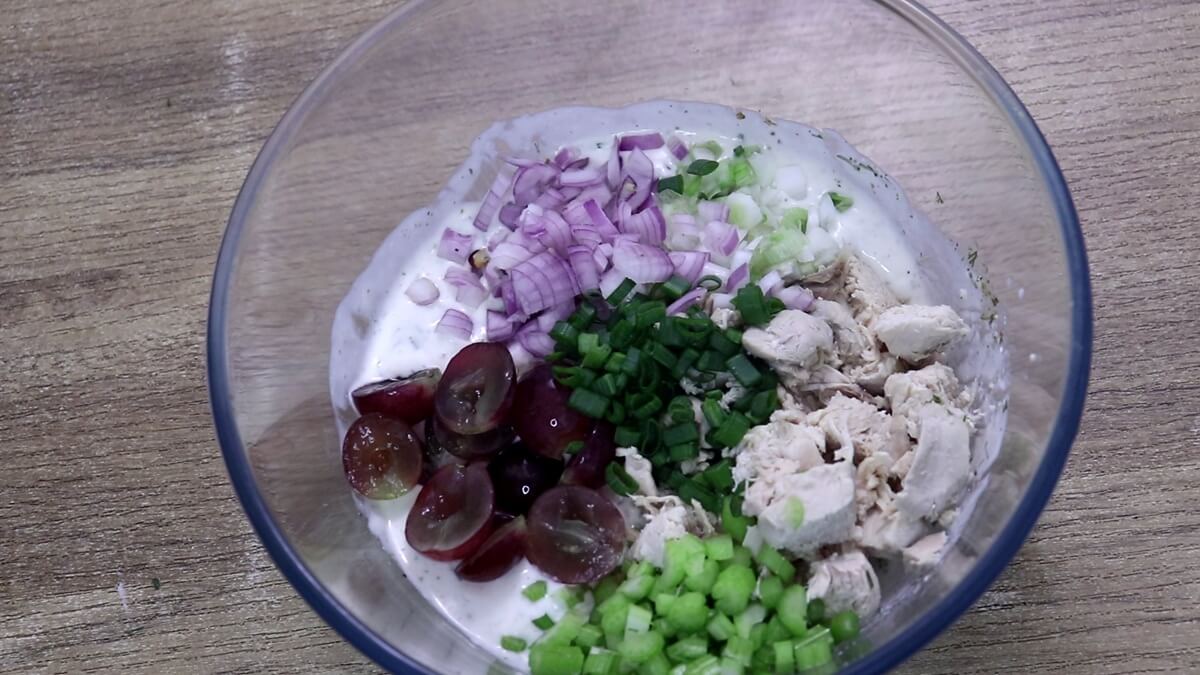 mixing chicken and vegetables to mayo dressing to make chicken mayo salad.