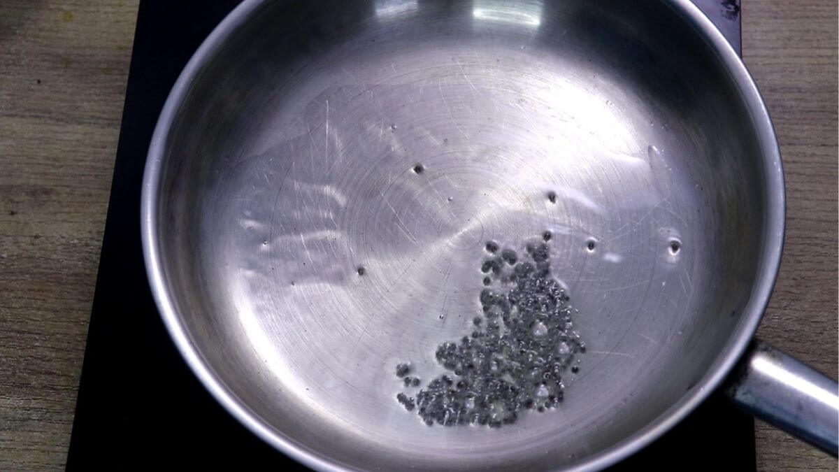 tempering of mustard seeds for mango sasav.