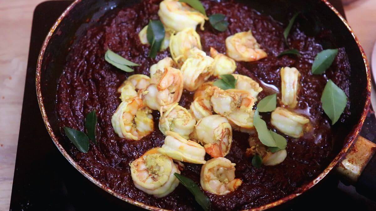Fried prawns tossed with homemade ghee roast masala and curry leaves.