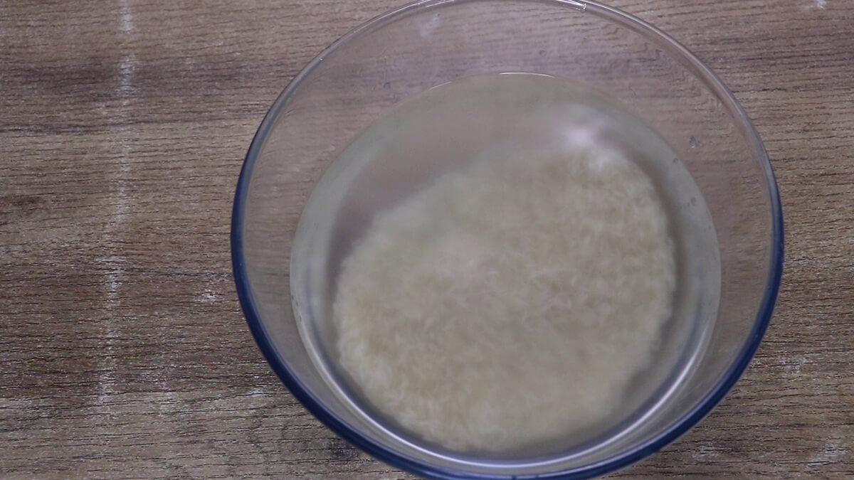 rinse rice in a glass bowl.